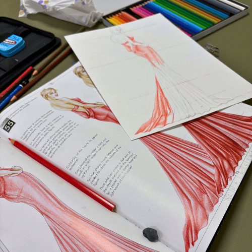 Lavoro In Corso Di Una Studentessa Di Fashion Design All'istituto Di Moda Burgo Di Bologna