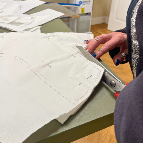 Taglio Durante Una Lezione Di Sartoria All'istituto Di Moda Burgo Di Bologna